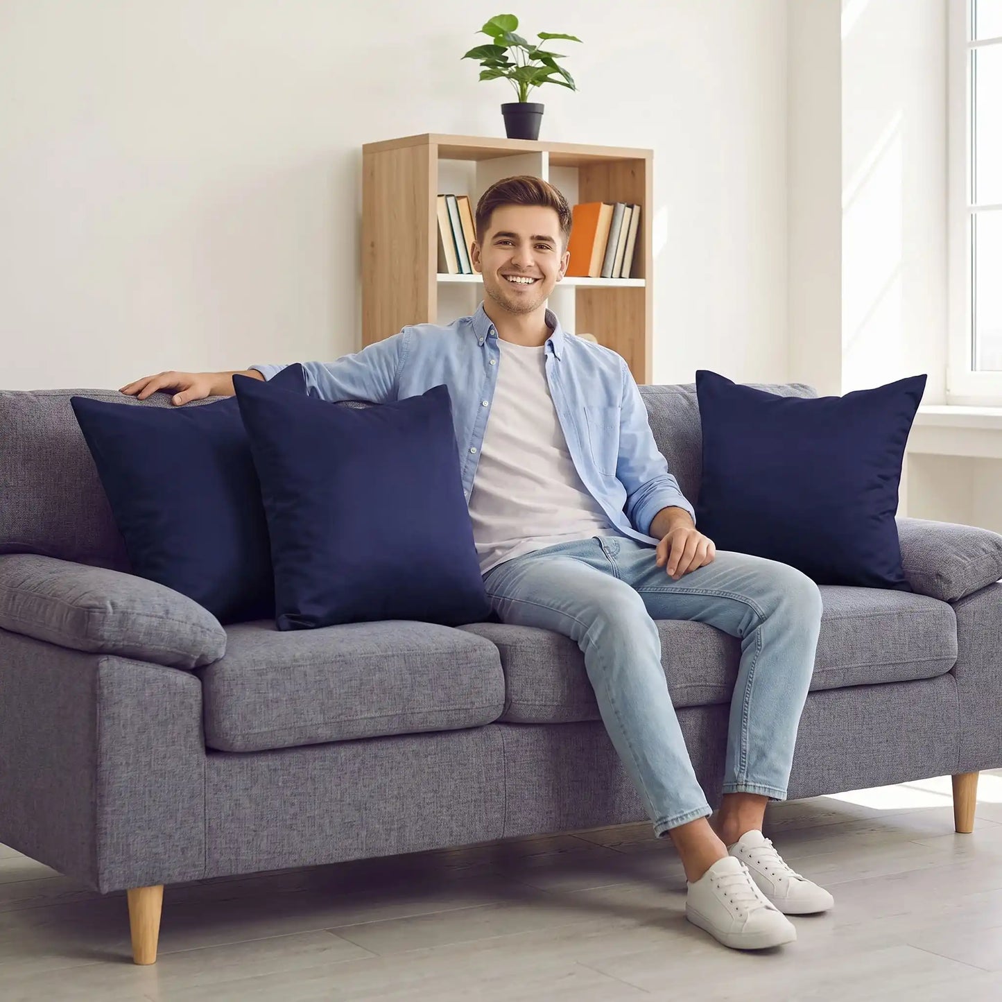 Etudiant assis canapé avec trois housse de coussin 40x40 bleu