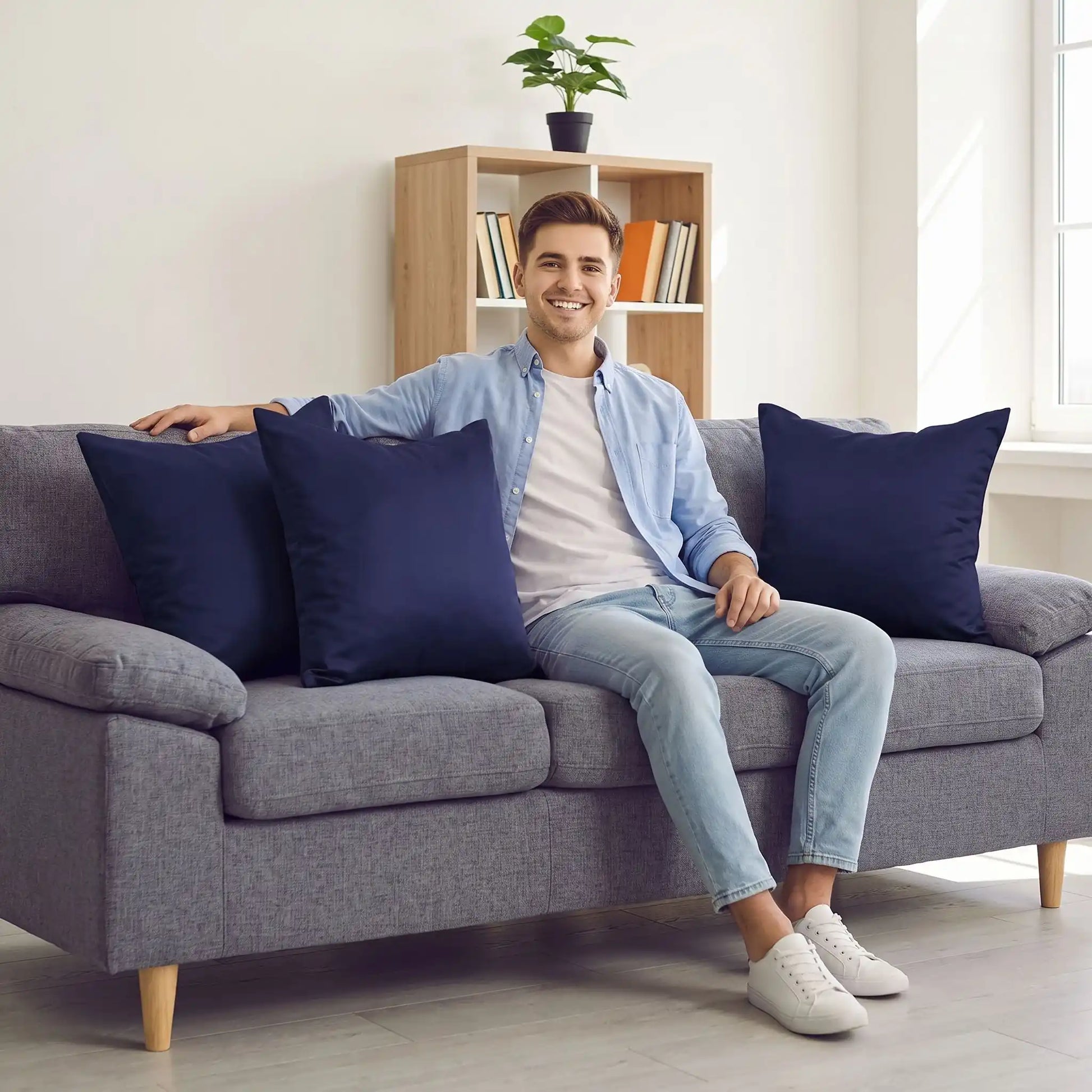 Etudiant assis canapé avec trois housse de coussin 40x40 bleu