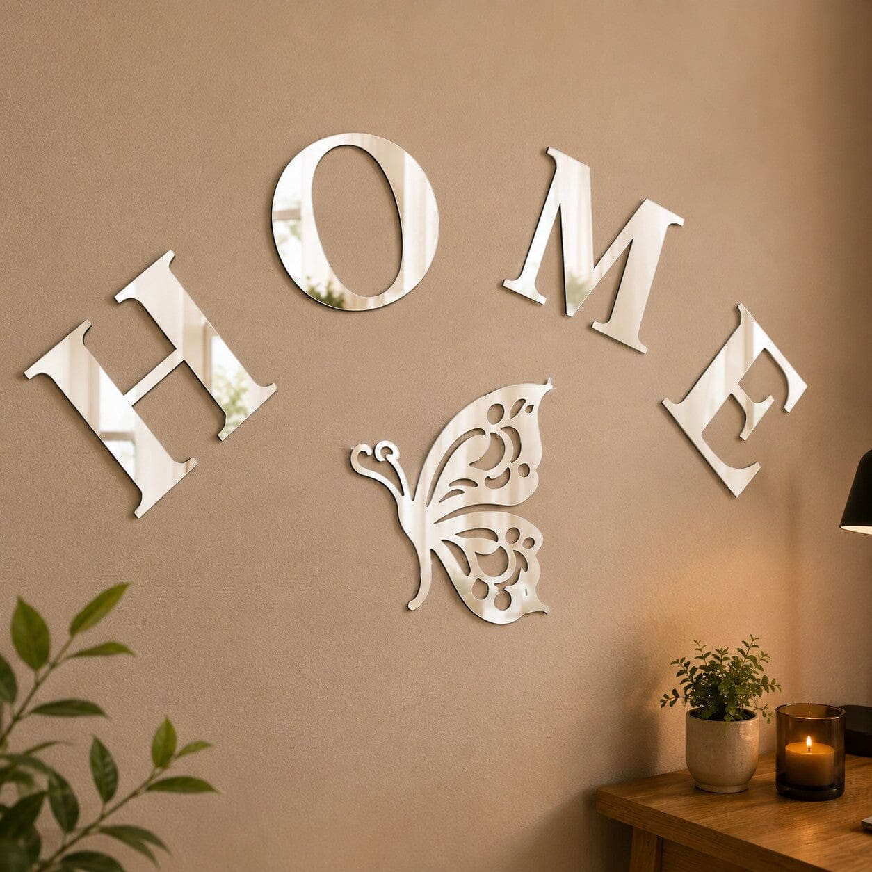 Autocollant mural HOME effet miroir en gros plan avec reflets dans un intérieur chaleureux