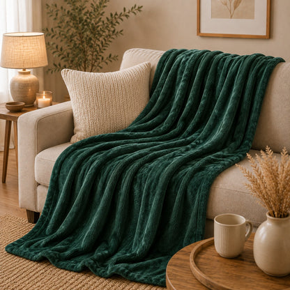 Couverture polaire vert profond Douce Étreinte 100x150 cm disposée sur un canapé dans un salon chaleureux