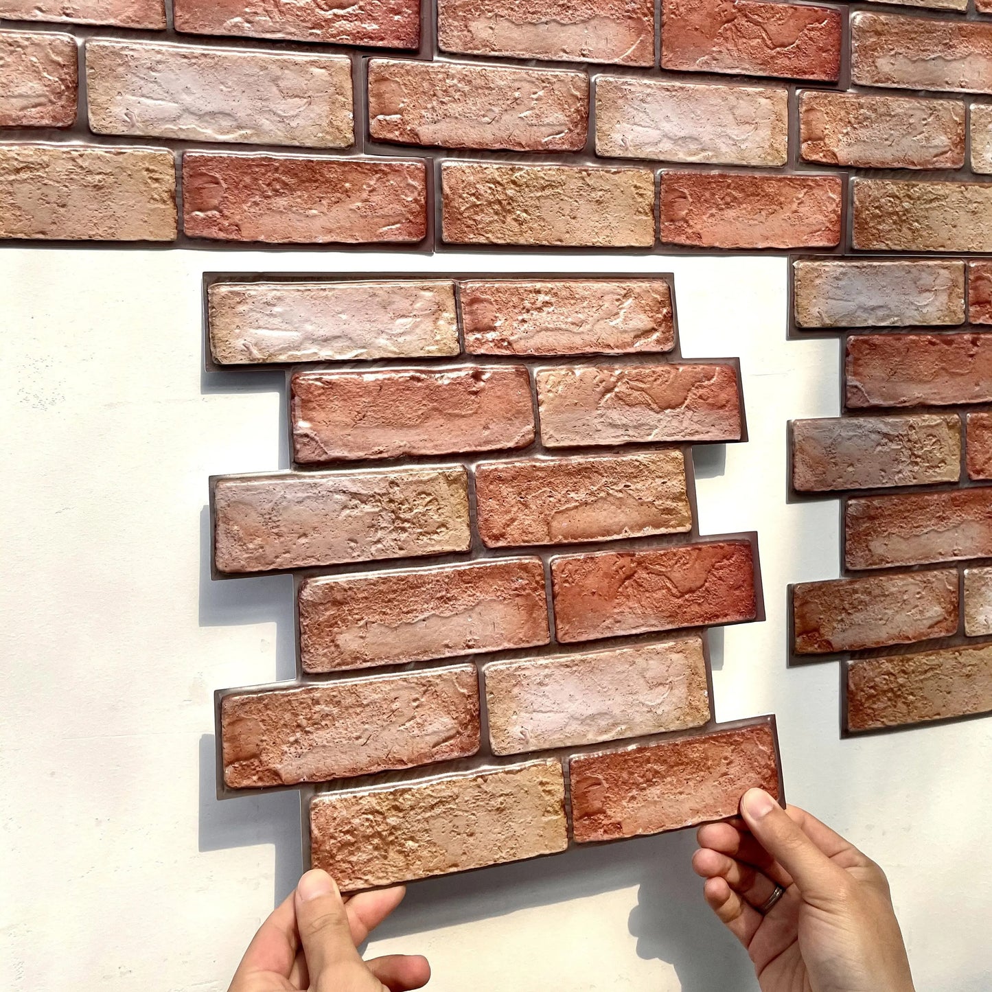eux mains qui posent autocollants muraux sur le mur