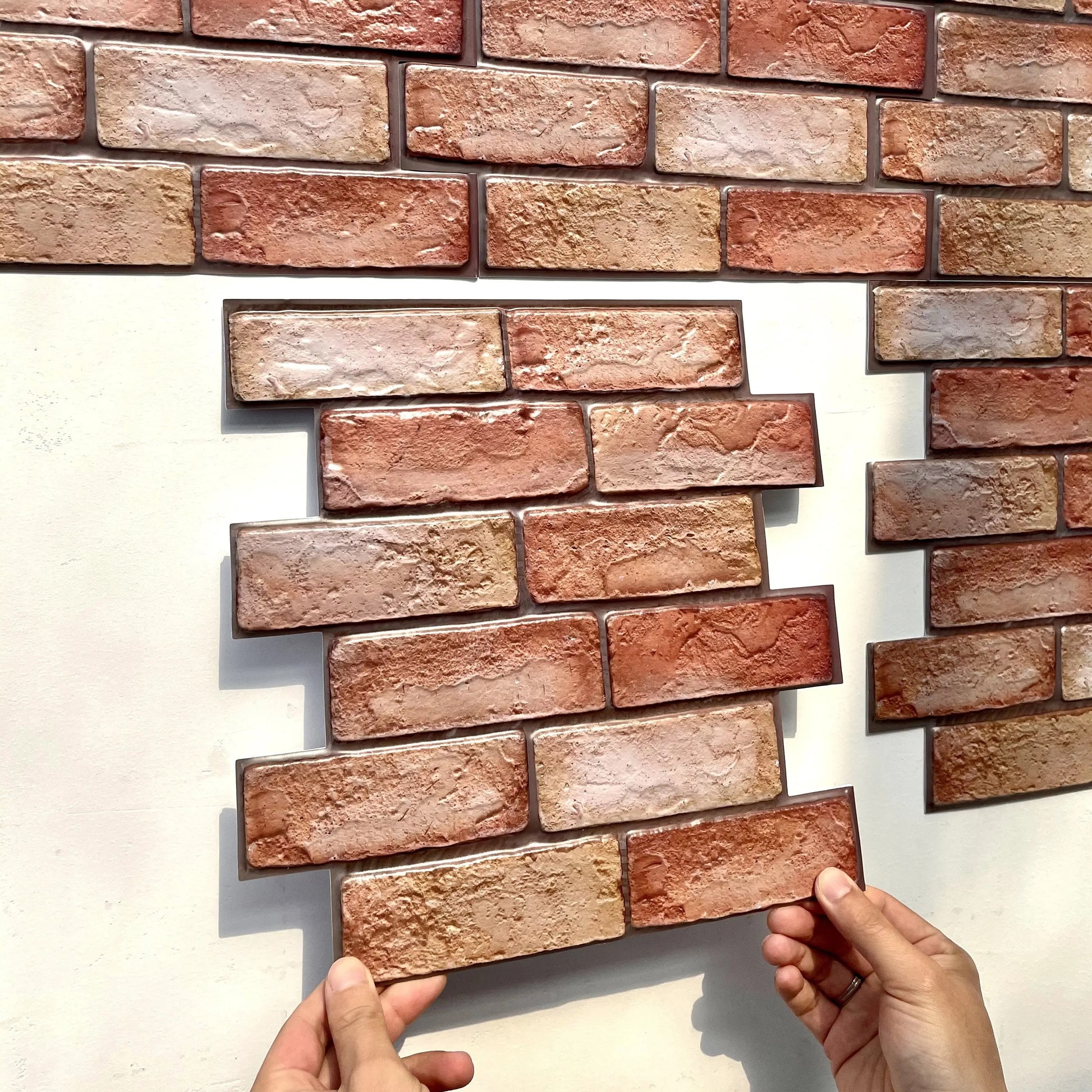 eux mains qui posent autocollants muraux sur le mur