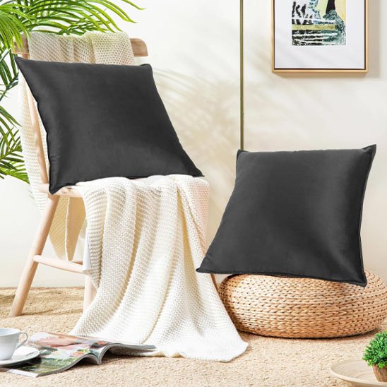 deux housse de coussin 40x40 noir sur chaise et pouf