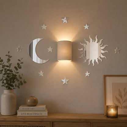 Éclat Céleste, stickers muraux miroir argentés disposés autour d’une applique murale