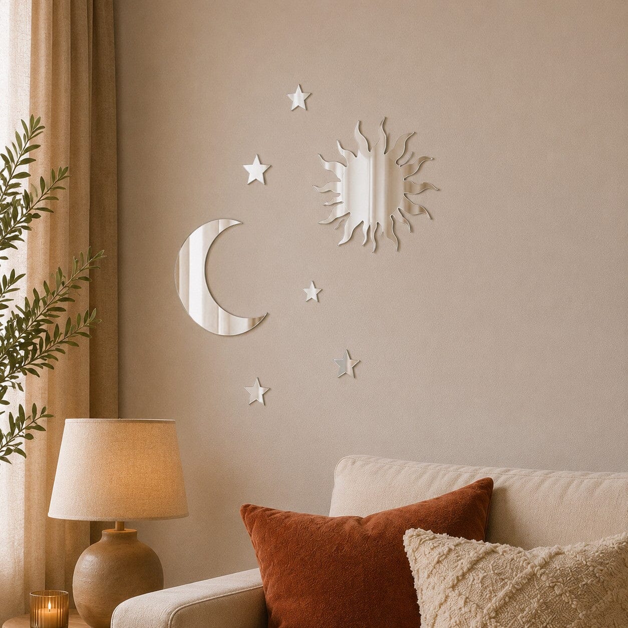 Éclat Céleste, stickers muraux miroir argentés lune soleil et étoiles au-dessus d’un canapé