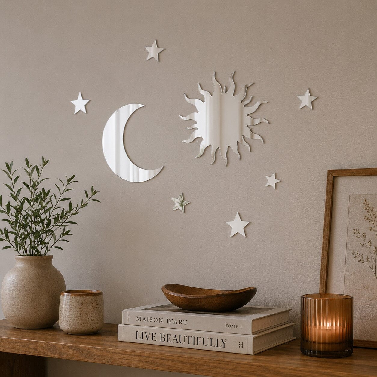 Éclat Céleste, stickers muraux miroir argentés lune soleil et étoiles au-dessus d’une étagère