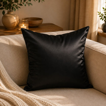 Housse de coussin 40x40 noir en satin sur canapé beige