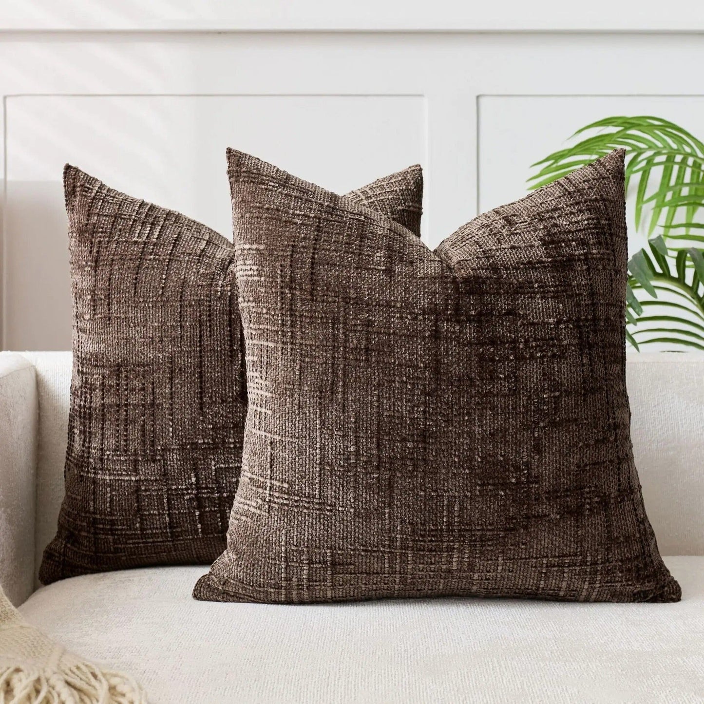 Housse de coussin 60x60 Tissage Naturel café sur canapé blanc