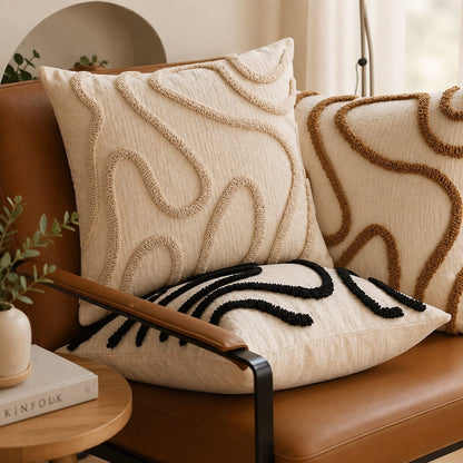 Housse de coussin Chenille Boho en beige, café et noir sur fauteuil en cuir, décoration de salon chaleureuse et moderne