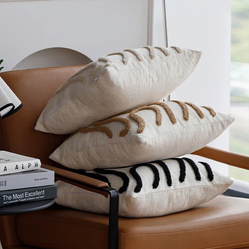 housse de coussin chenille boho sur chaise et sol