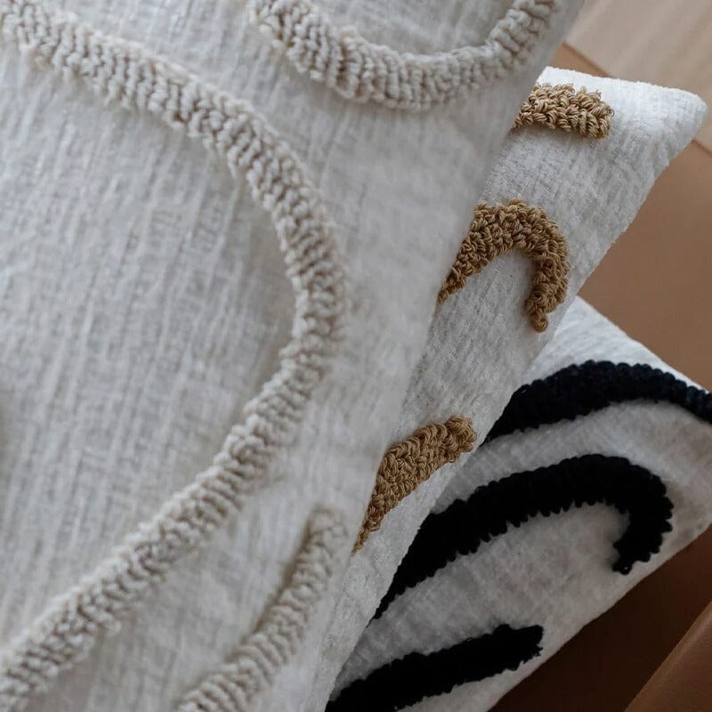 Gros plan sur la texture en chenille de la housse de coussin Chenille Boho en beige, café et noir