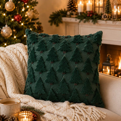 Housse de coussin Sapins Enchantés vert sapin, avec motifs de sapins en relief, dans une ambiance chaleureuse de Noël.