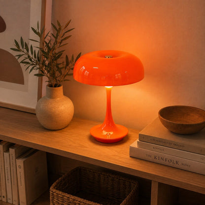 Lampe champignon orange Éclat Solaire posée sur une étagère en bois dans un intérieur chaleureux