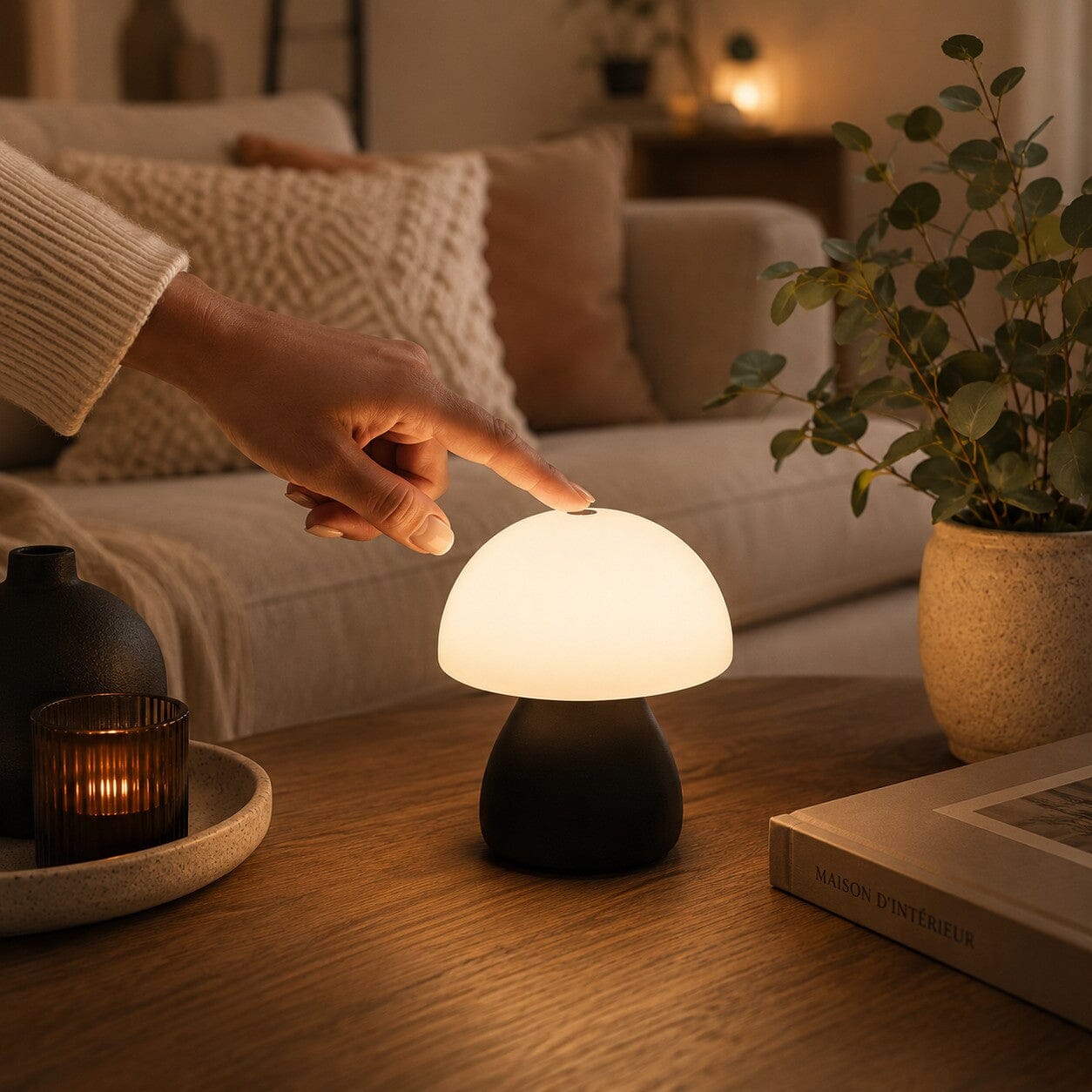 Lampe champignon Petite Nocturne noire à commande tactile dans un salon chaleureux
