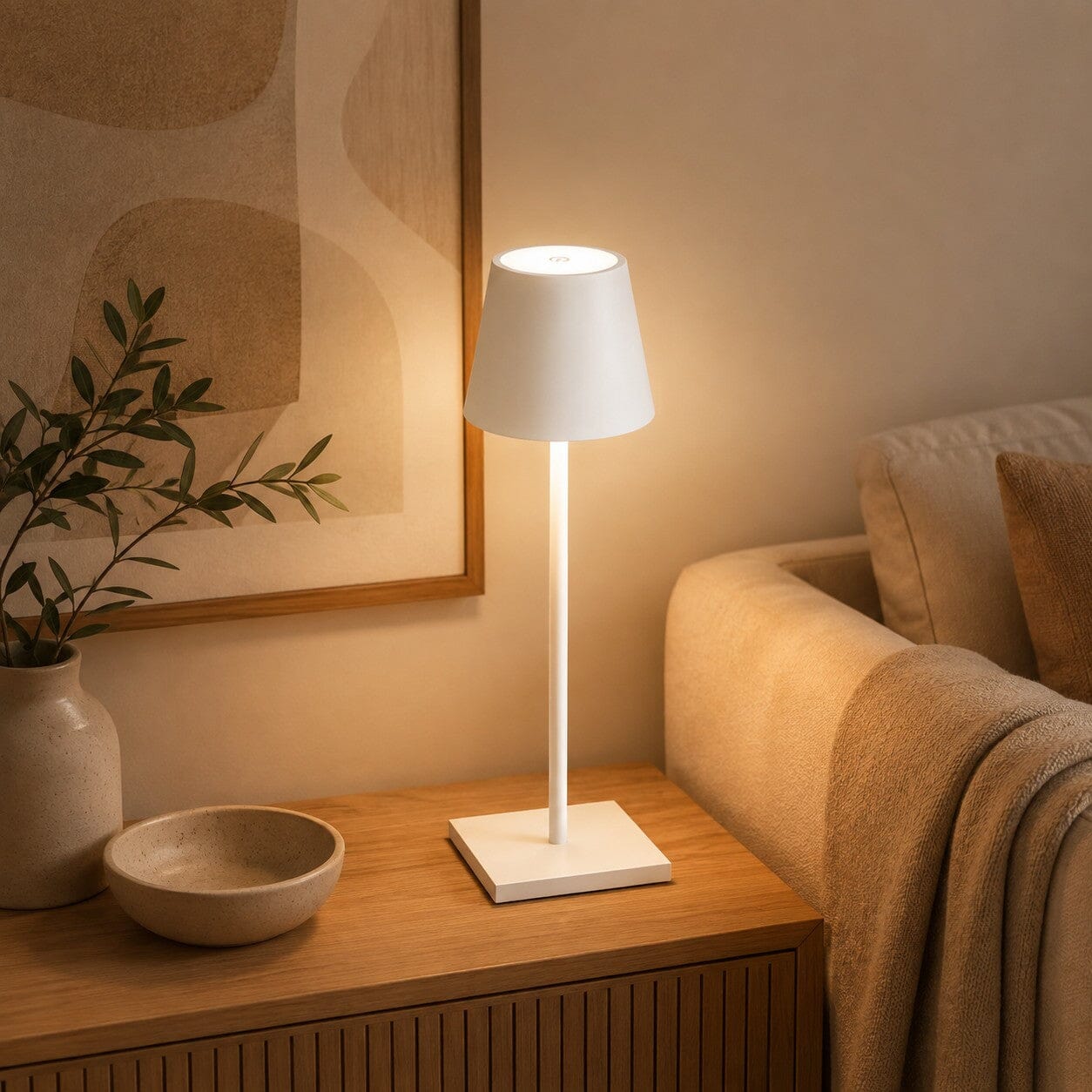 Lampe de table Éclat Doux blanche dans un salon aux tons naturels et chaleureux