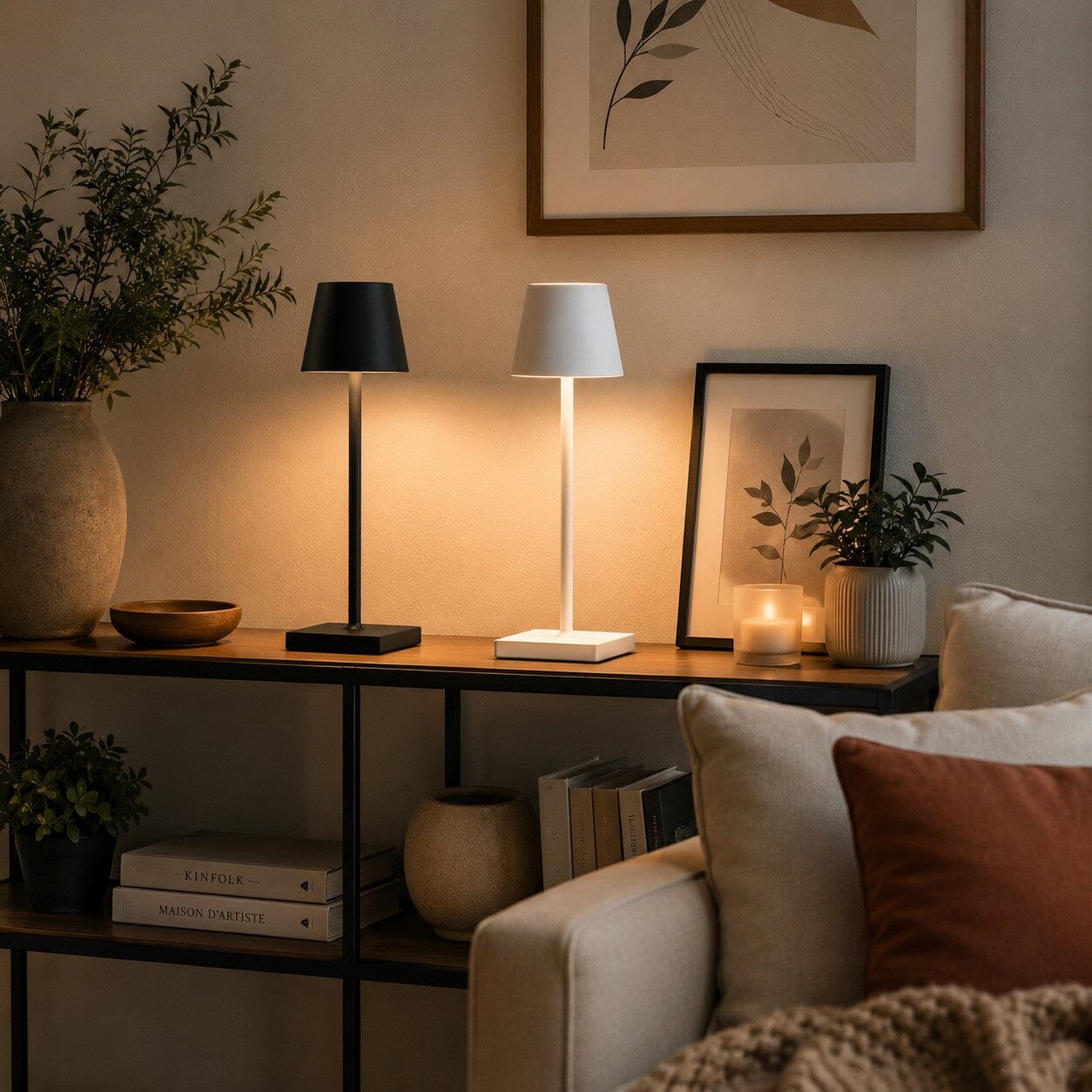 Lampes de table Éclat Doux noire et blanche sur une console dans un salon chaleureux aux tons naturels