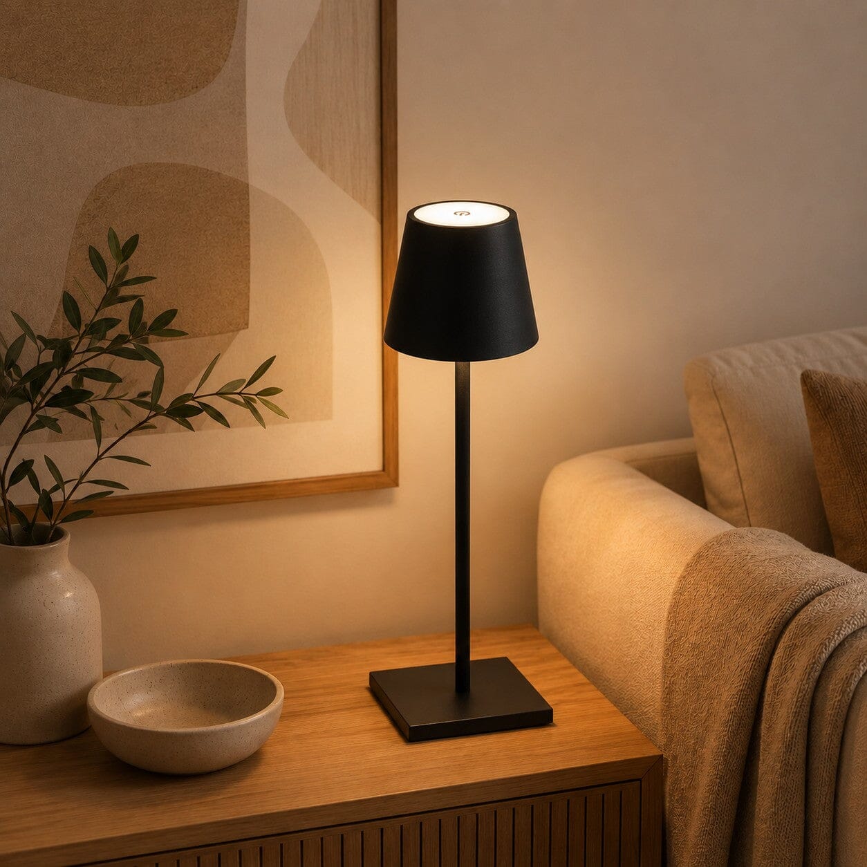 Lampe de table Éclat Doux noire dans un salon aux tons naturels et chaleureux