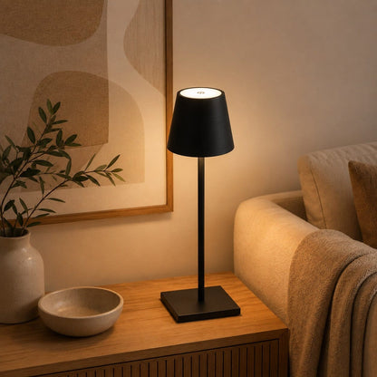 Lampe de table Éclat Doux noire dans un salon aux tons naturels et chaleureux