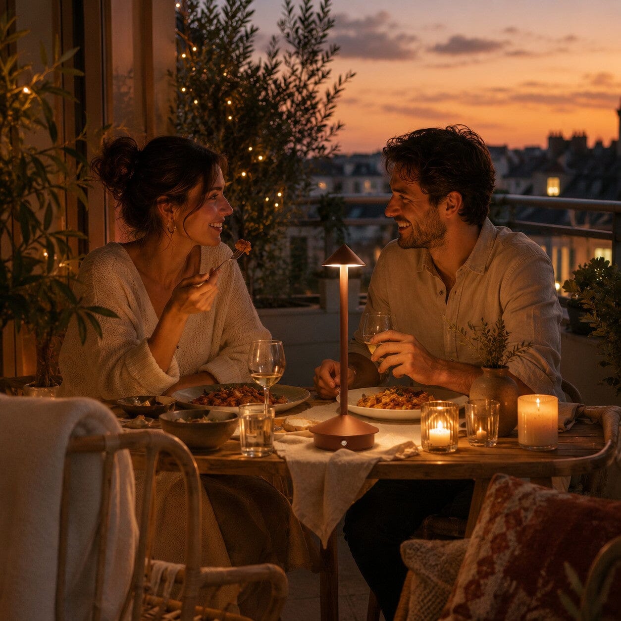 Lampe de table sans fil Éclat Nomade marron lors d’un dîner romantique sur une terrasse