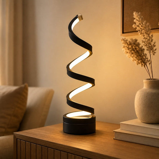 Lampe salon Lueur Spirale noire diffusant une lumière chaleureuse sur une console en bois