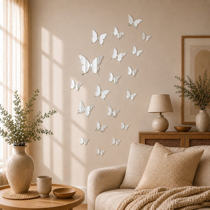Stickers muraux papillons miroir argenté disposés sur un mur dans un salon lumineux, chaleureux et naturel