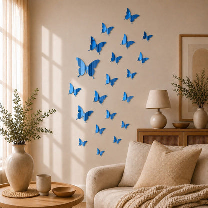 Stickers muraux papillons miroir bleu disposés sur un mur dans un salon lumineux, chaleureux et élégant.