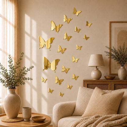 Stickers muraux papillons miroir doré disposés sur un mur dans un salon lumineux, chaleureux et élégant.