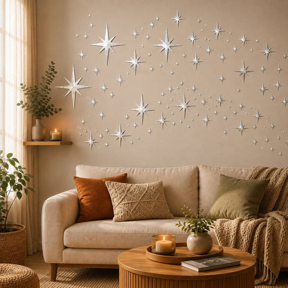 Stickers muraux salon argentés au-dessus d’un canapé dans un intérieur chaleureux aux tons naturels.