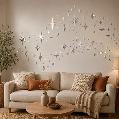 Stickers muraux salon Constellation Bohème argentés effet miroir, avec de subtils reflets lumineux sur un mur beige.