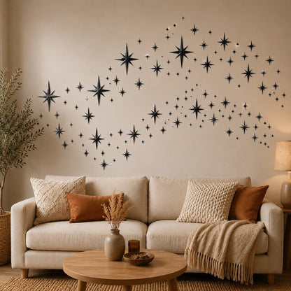 Stickers muraux salon Constellation Bohème noir effet miroir, avec de subtils reflets lumineux sur un mur beige.