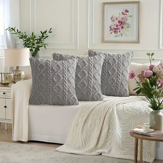 trois housses de coussins gris sur canape