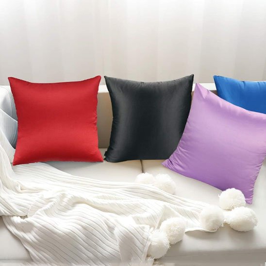 trois housse de coussin 40x40 noir rouge violet sur canape